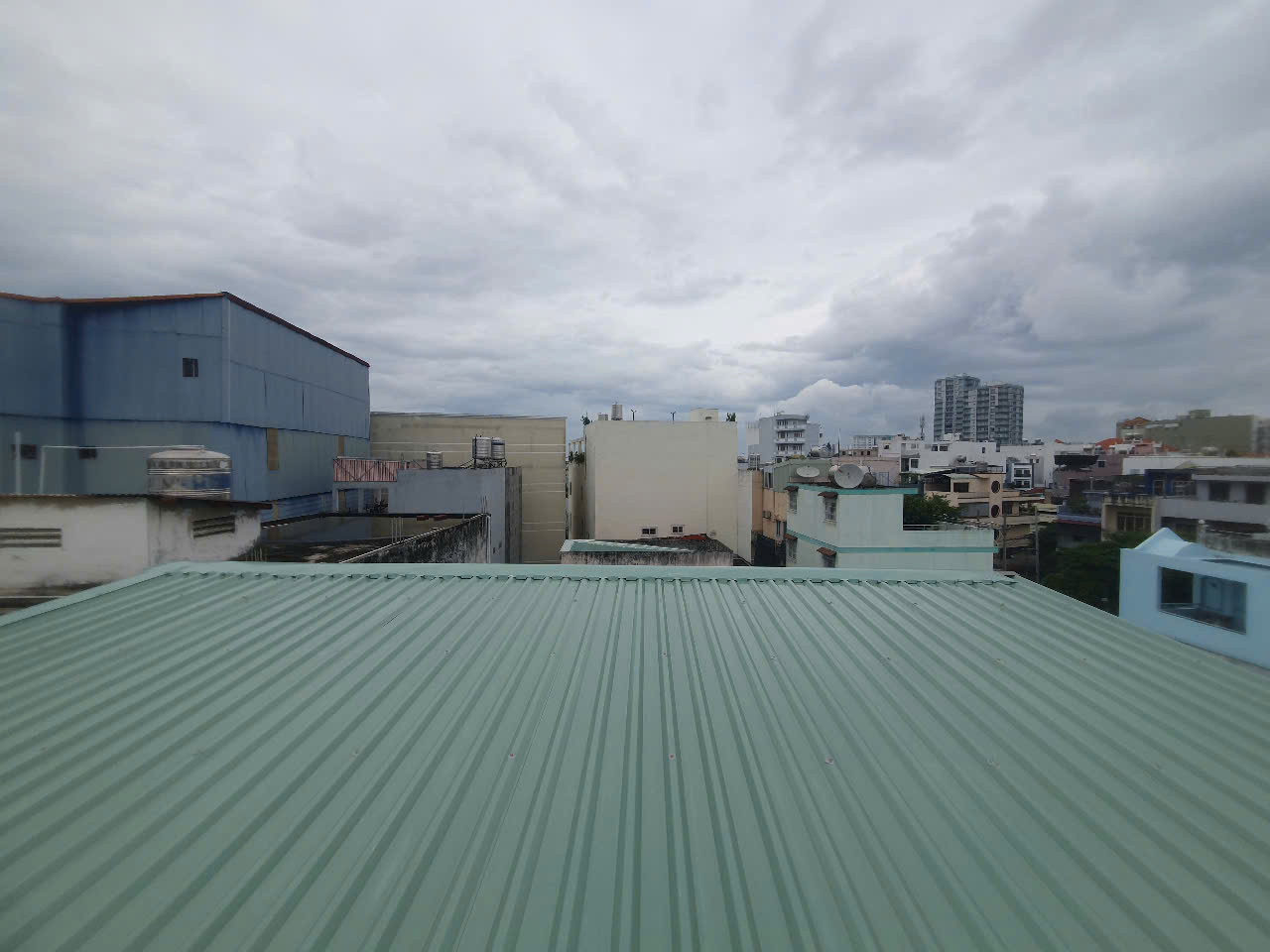 Dịch Vụ Lợp Mái Tôn Quận 3 Uy Tín – Báo Giá Mới Nhất 2025 1 Giới thiệu dịch vụ lợp mái tôn quận 3