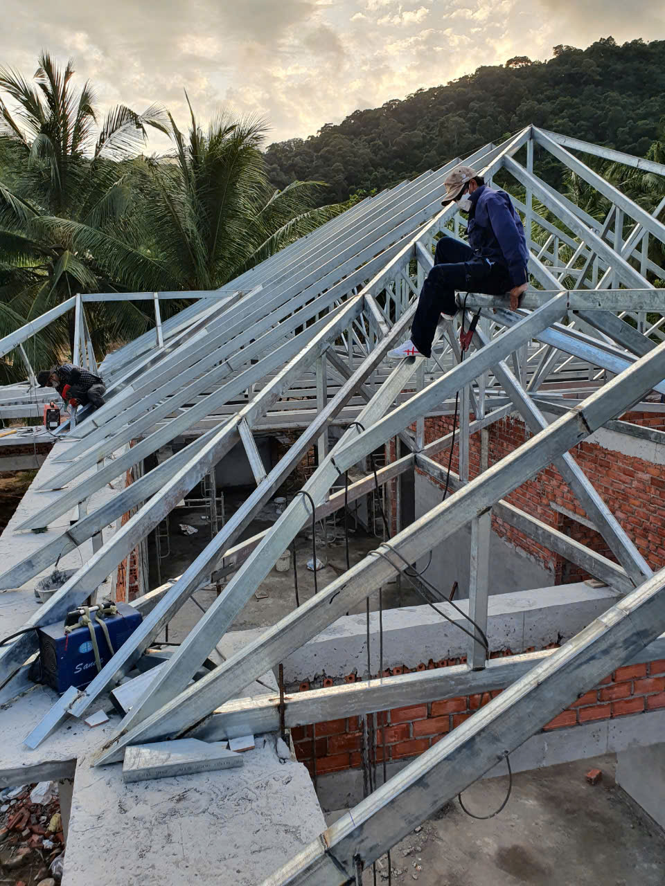 Dịch Vụ Lợp Mái Tôn Quận 3 Uy Tín – Báo Giá Mới Nhất 2025 4 Lợp mái tôn cho công trình thương mại