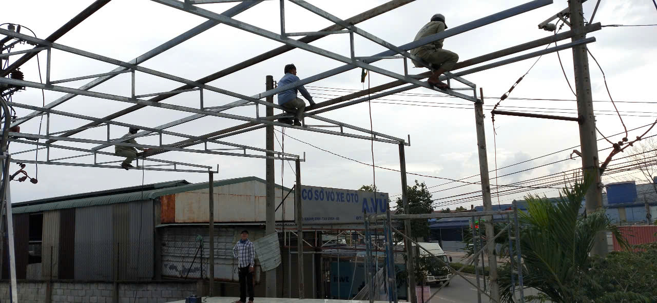Dịch Vụ Lợp Mái Tôn Quận 4 Uy Tín – Báo Giá Mới Nhất 2025 4 Tháo mái cũ và lớp mới hiệu quả