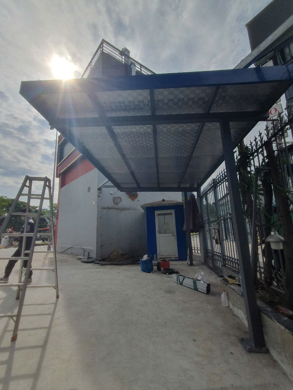 Dịch Vụ Lợp Mái Tôn Quận 2 Uy Tín – Báo Giá Mới Nhất 2025 2 Xây Dựng Hoàng Hiệp nhận lợp mái tôn công trình