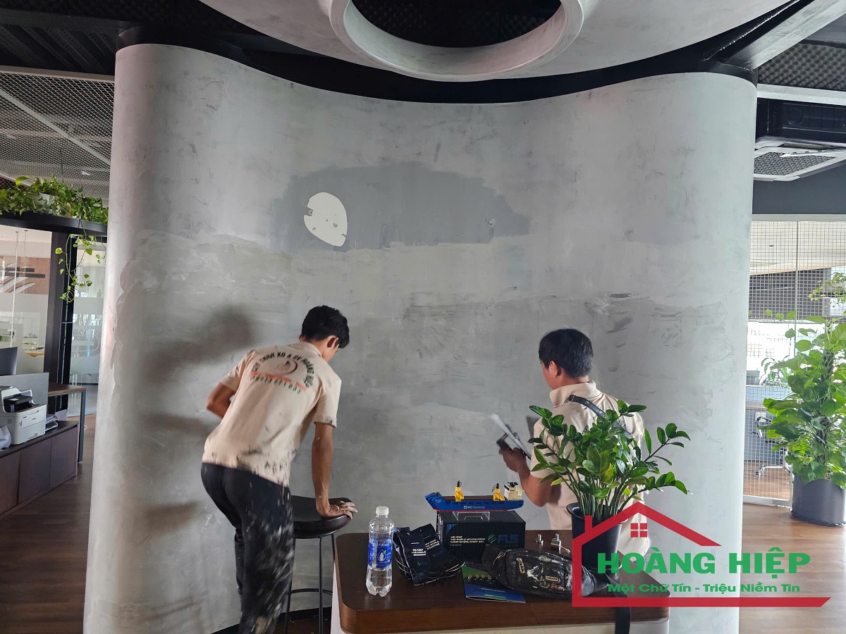 Sơn hiệu ứng bê tông - Xu hướng mới trong kiến trúc hiện đại 5 Thợ thi công có tay nghề cao và kinh nghiệm lâu năm