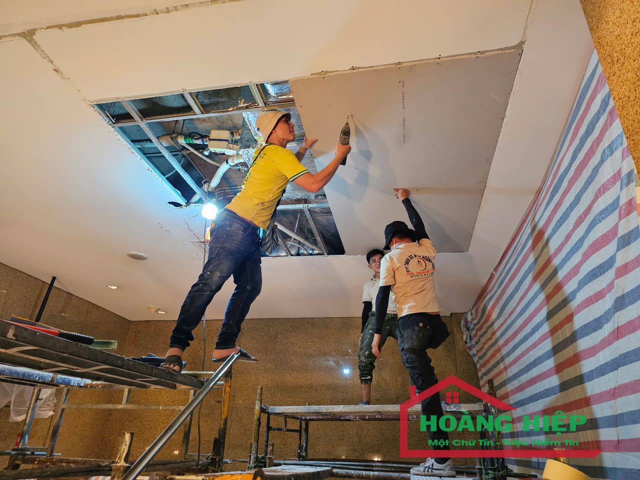 Chuyên Thi Công Vách Ngăn Thạch Cao Quận 7 - Đẹp, Bền, Giá Cạnh Tranh 1 Làm vách ngăn thạch cao quận 7 là dịch vụ cần thiết