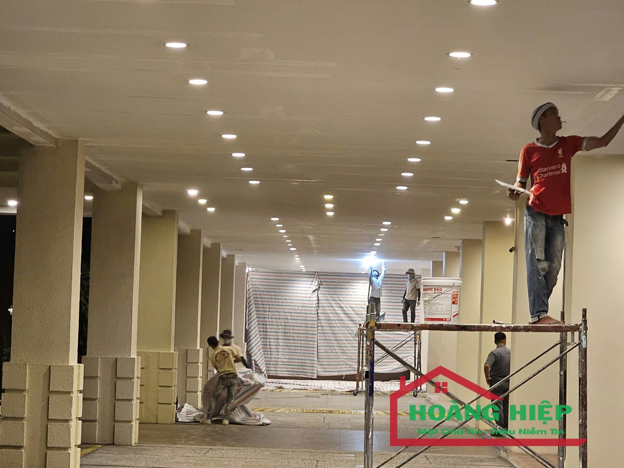 Chuyên Thi Công Vách Ngăn Thạch Cao Quận 7 - Đẹp, Bền, Giá Cạnh Tranh 3 Nhân công tay nghề cao giúp thi công nhanh