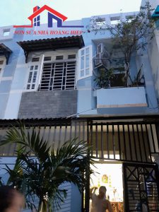 Ảnh Hoàng Hiệp đang sơn nhà tại quận thủ đức