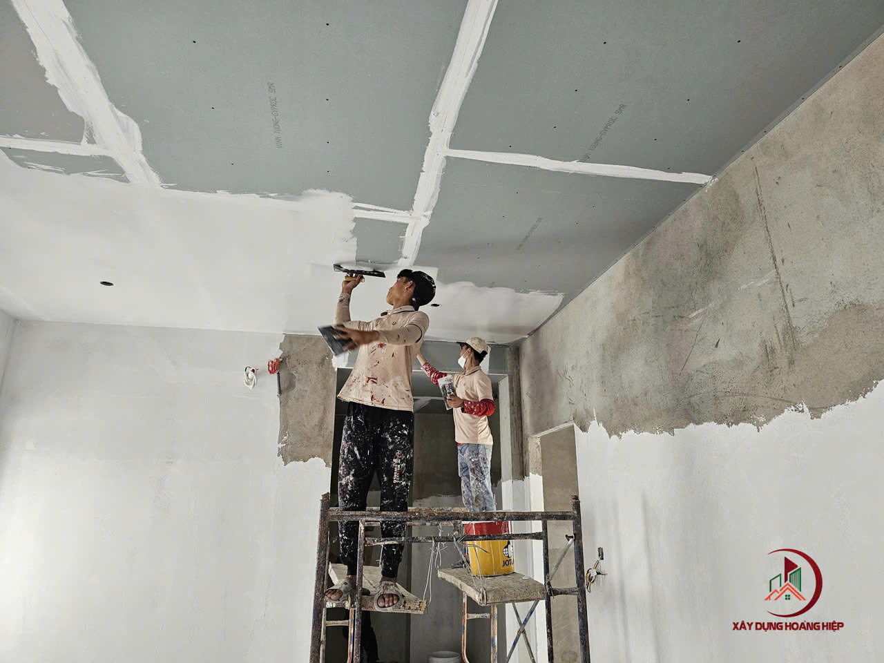 Thợ Sơn Nhà Thủ Đức Uy Tín – Giá Rẻ, Thi Công Nhanh, Bảo Hành Dài Hạn 2 Đội ngũ thợ Hoàng Hiệp tay nghề cao, kinh nghiệm lâu năm