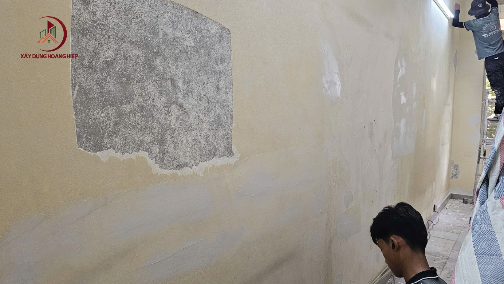 Xử lý tường ẩm mốc, bong tróc và nứt tại Xây Dựng Hoàng Hiệp