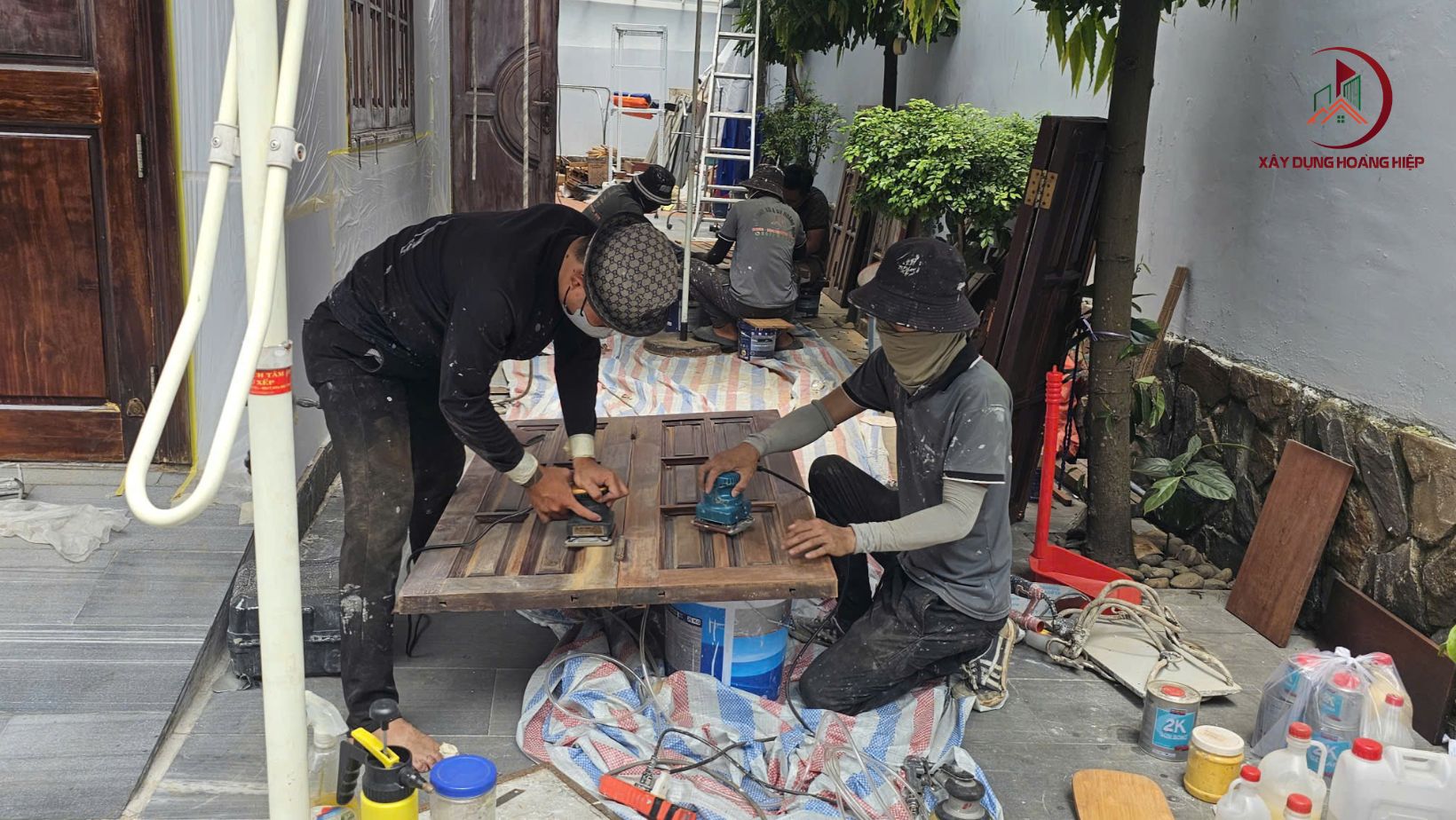 DỊCH VỤ SƠN NHÀ TRỌN GÓI BÁO GIÁ CHI TIẾT NĂM 2026 27 Sơn cửa gỗ và các bề mặt gỗ – Giá từ 120.000 – 300.000 đồng/m²