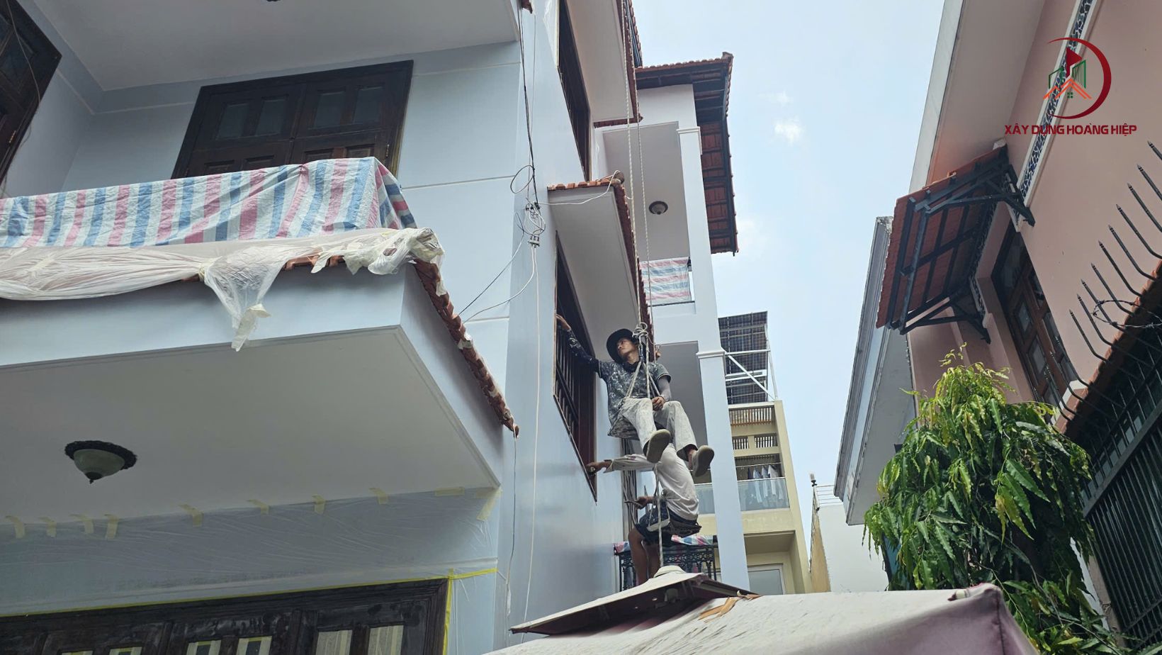 DỊCH VỤ SƠN NHÀ TRỌN GÓI BÁO GIÁ CHI TIẾT NĂM 2026 26 Sơn cửa sắt, lan can và hàng rào – Giá từ 80.000 – 180.000 đồng/m²